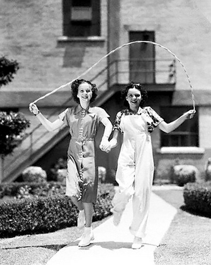 Deanna-Durbin-and-Judy-Garland-1936